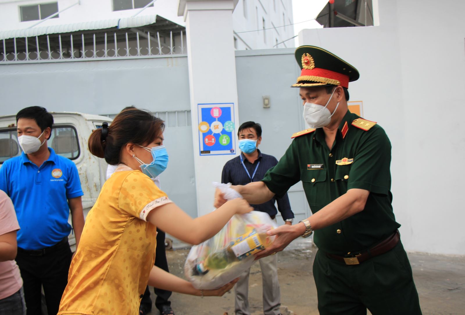 Ho Chi Minh City presented 75 billion VND to ensure social security